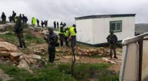 مستعمرون يضعون كرفانات على أراضي المواطنين شرقي بلدة طمون